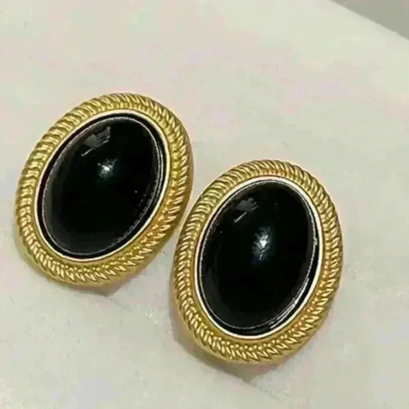 Elegant Vintage-Inspired Black Gemstone Stud Earrings - Picture 1 of 5